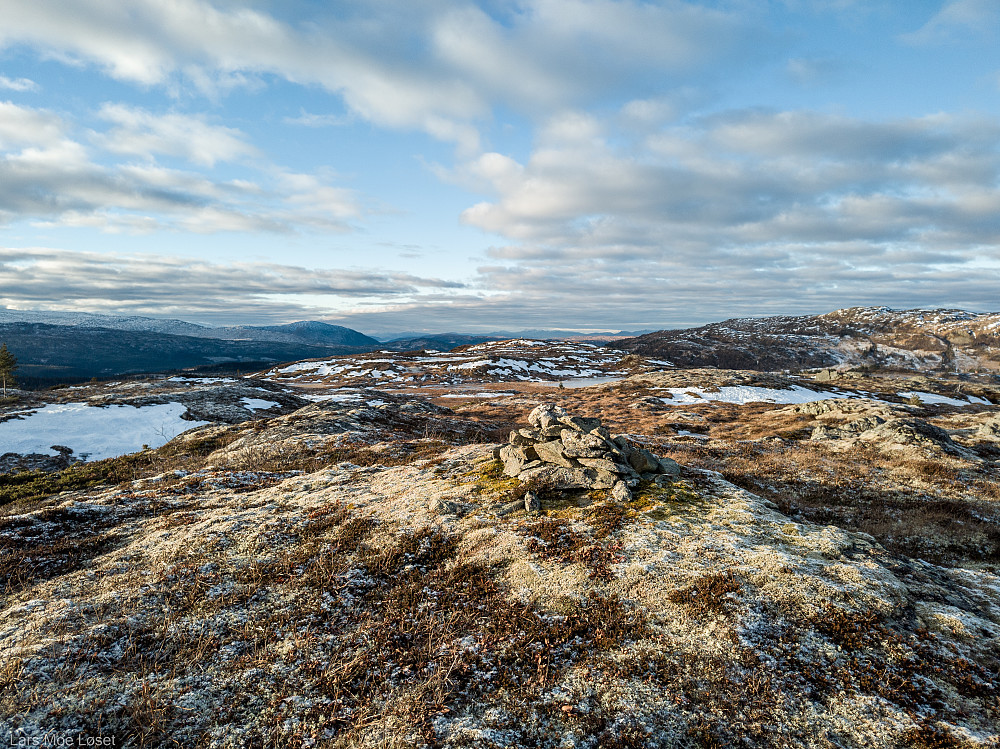 Toppvarden på stokkfjellet ligger 685 meter lenger øst enn den større varden i vest. Høgdeforskjellen er 7 meter.