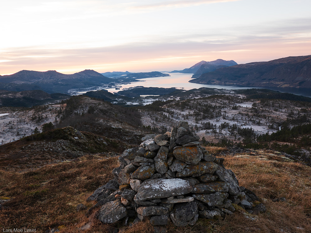 Vestover ut Arasvikfjorden fra toppvarden på Tullhaugfjelet.