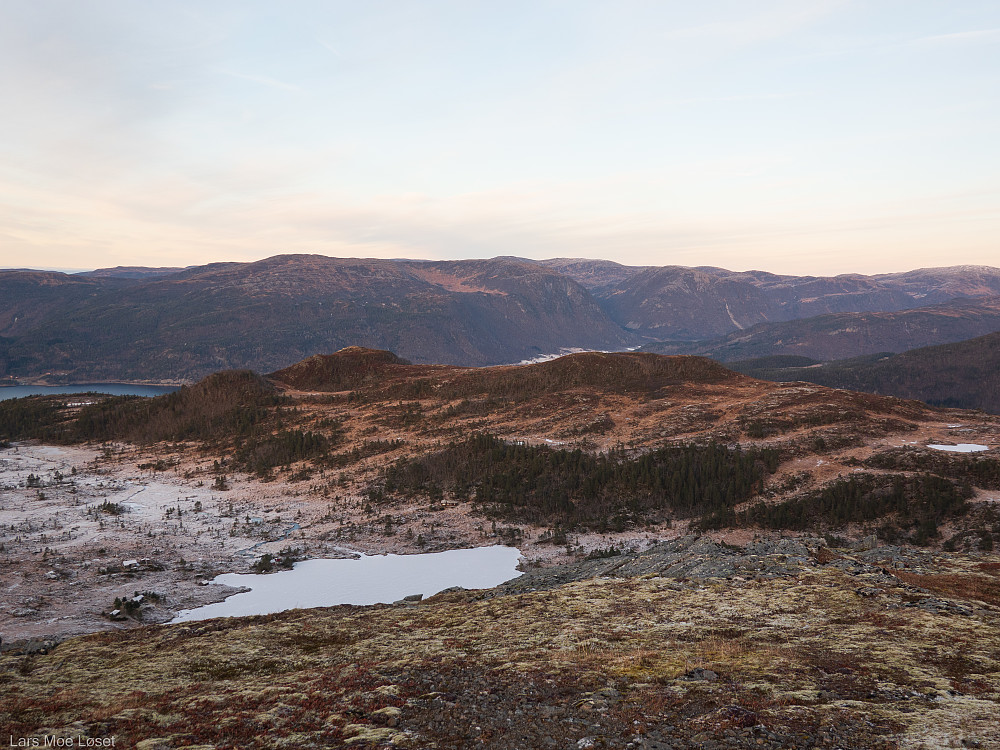 Etter å ha passert Vasslifjellet, dukket Middagshaugen og Dennåvatnet opp.