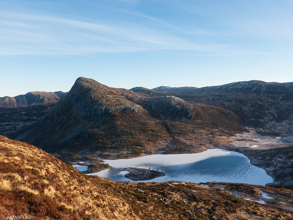 Litt bratt, men kort bakke opp til Steinfjellet. Ser fint østover mot Blåfjellet og Blåvatnet.