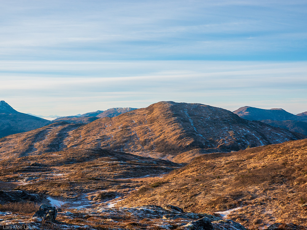 Tok en liten omveg om Slettfjellet og fikk betalt med utsikt vestover mot Møkkelfjellet.