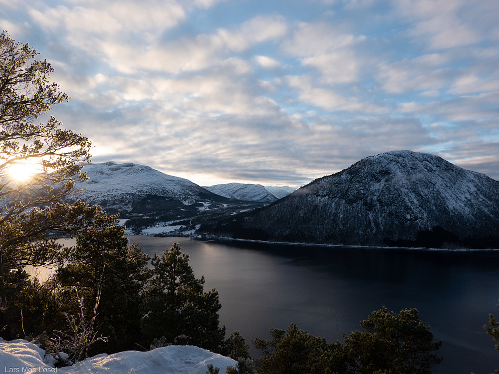 Dagens overraskelse like ved toppen! Flott utsikt mot Ålvundfjorden og Mulvikknuken.
