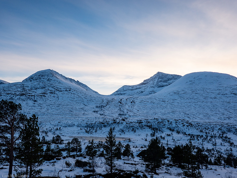 Fra Taløystorhaugen ser en sørover mot Skjerdingfjellet, Bjøråskaret og Snøfjellet. Brusetstorhaugen kan sees som en rygg på andre siden av Nessabotnen.