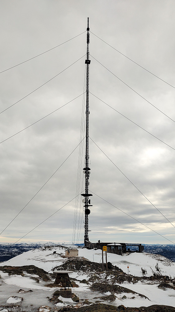 Den 212 meter høye sendemasta sørger for digital-tv og DAB til Trondheim og omkringliggende kommuner.