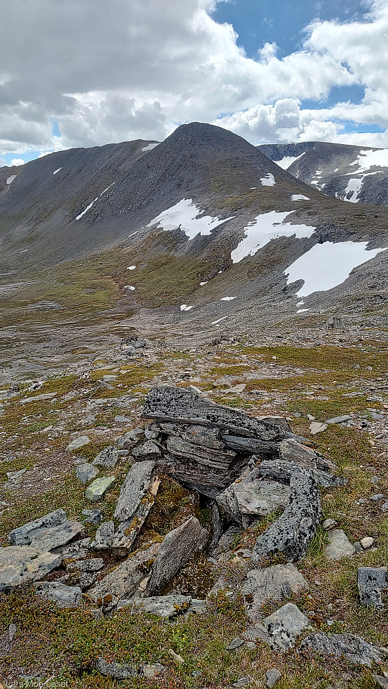 En av områdets mange (13 stk) fangstgroper. Her oppe på Riarskaret med Heimre Gjevillvasskammen i bakgrunnen.