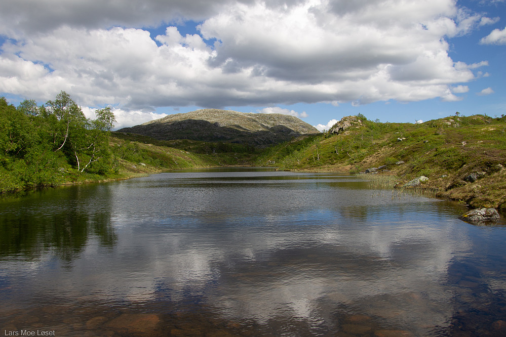 "Ytre" Fauskåvatnet, med Kufjellet bak.