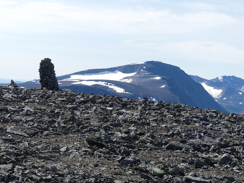 Den skjeve varden på Austre Hestlægerhøe, 1950 moh. Surtningssue ruver bak.