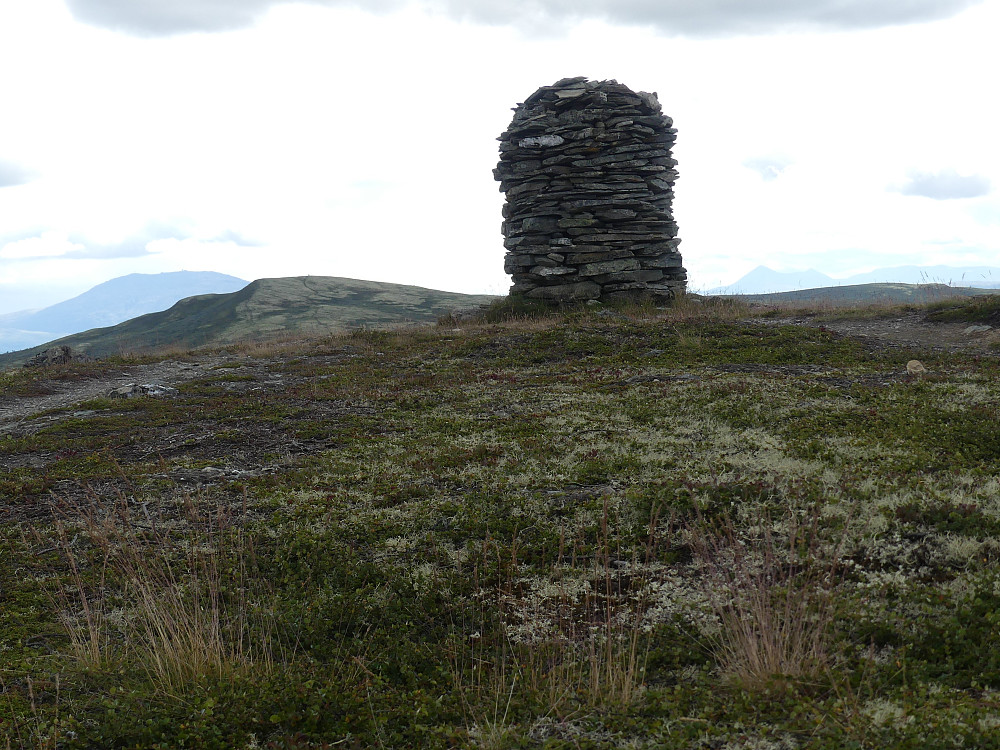 På toppen av Kletten, 1036 moh. Varden flankert av Tronfjell til venstre og Alvdalssølen til høyre.