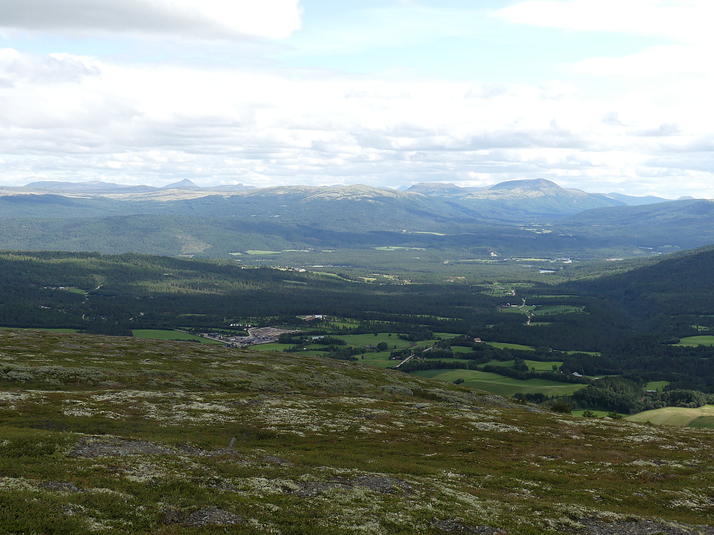 Utsikt sørover Kverndalen fra toppen.