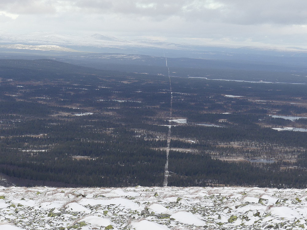 Norge til venstre og Sverige til høyre. Fra Østerhogna, 1185 moh.