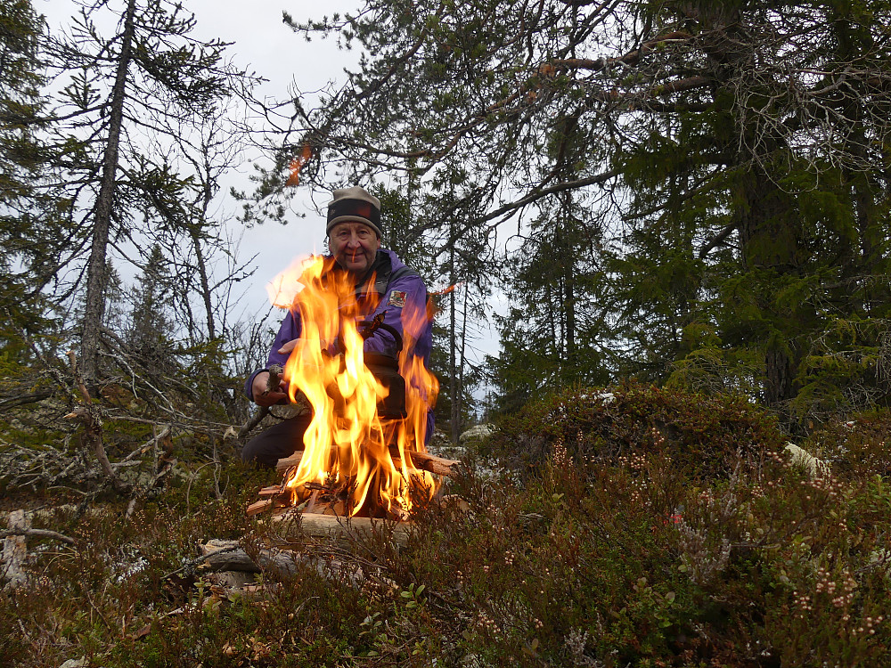 Det blir også litt tid til bålfyring på tampen av turen.