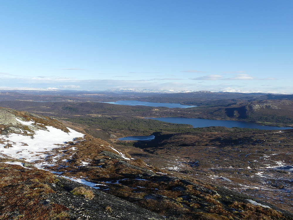 Utsikt til snøkvite fjell nord for Brekken.