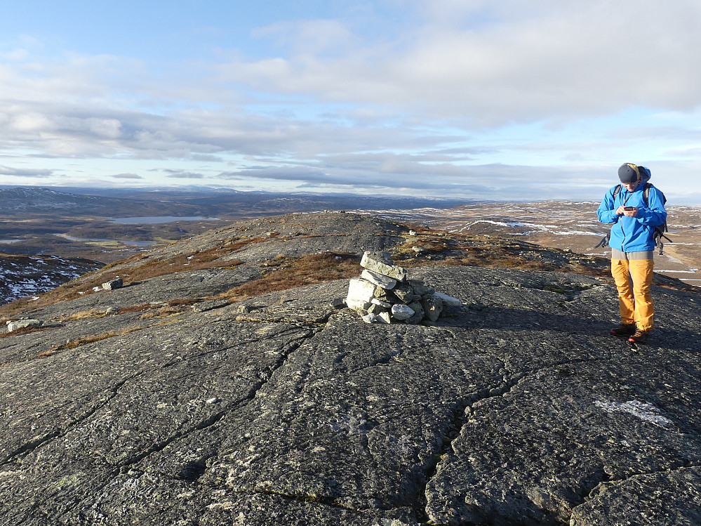 Morten og mobilen på Hestkampen, 1014 moh.