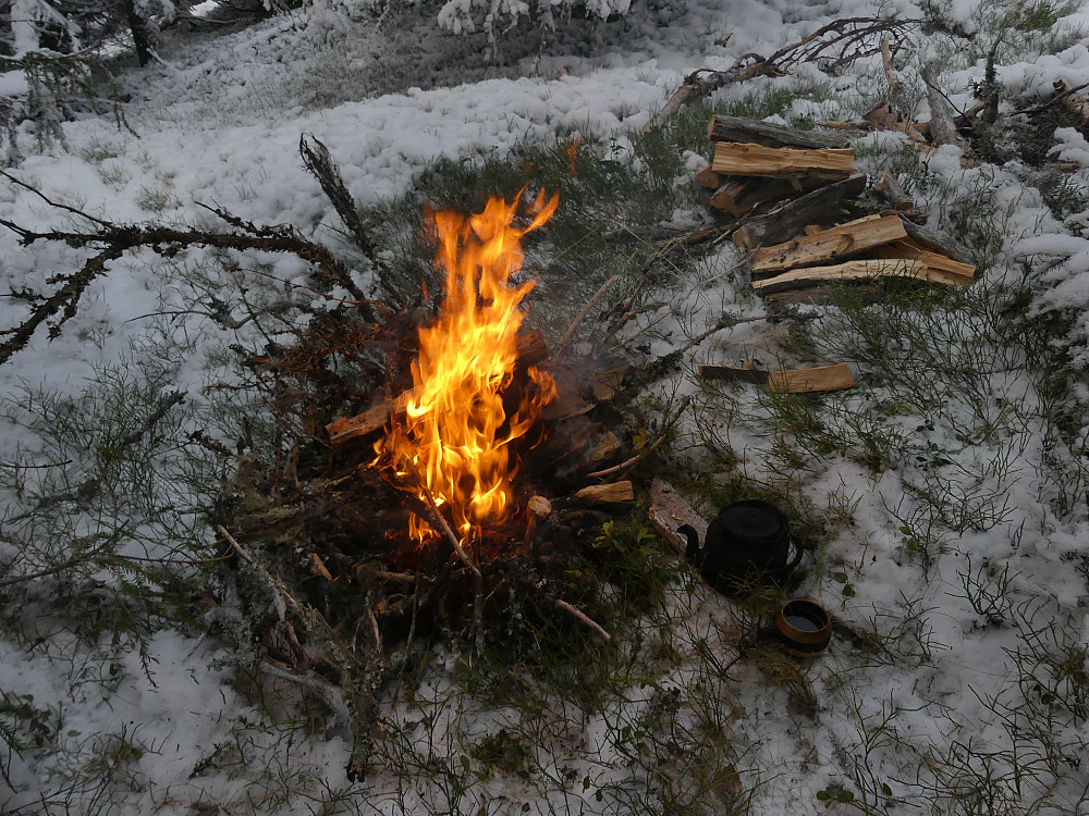 Det var en bitende kald dag, så det gjorde godt med et skikkelig bål!