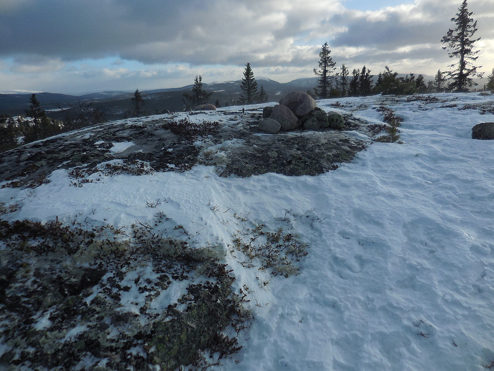 Valsjøberget med sin toppvarde, 860 moh.