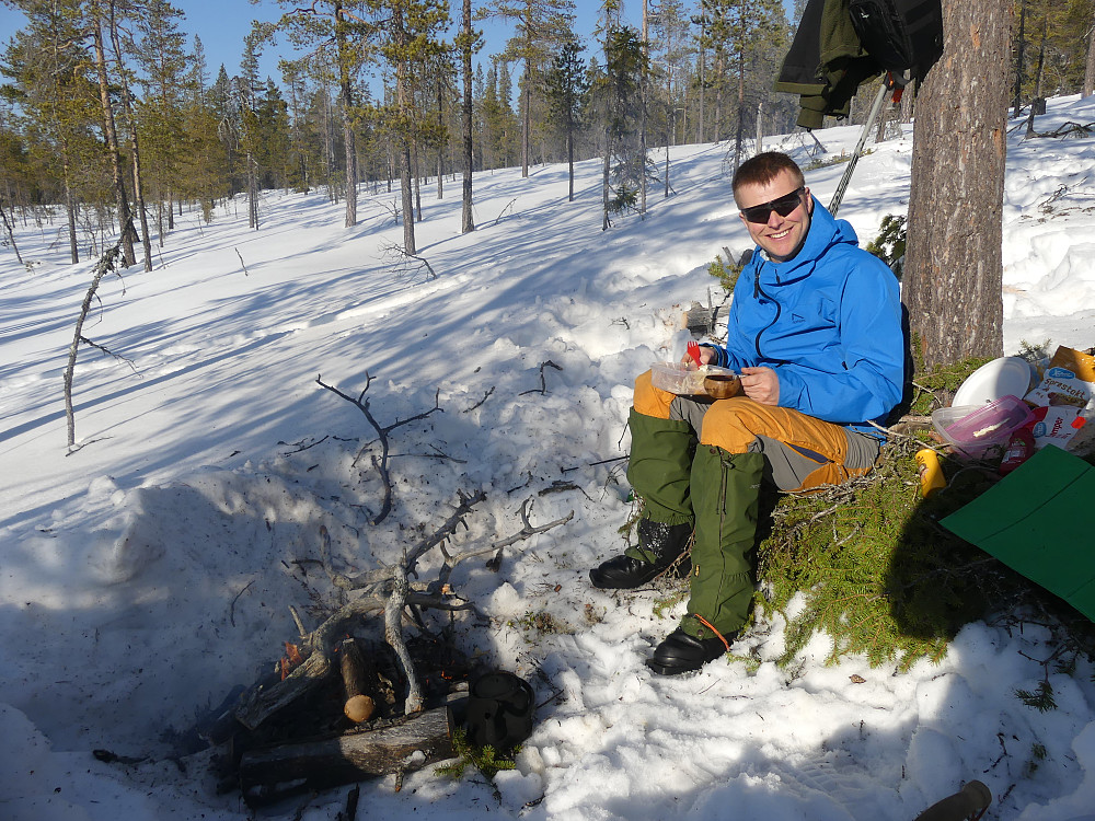 Nykokt kaffe, marsipankake og grillpølser. Skal si det smakte!