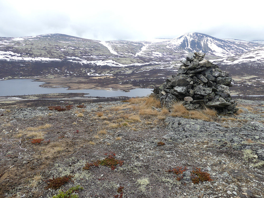 Fra toppen av Lauvhaugen, 1052 moh., og mot Avsjøen, Avsjøhøe og Blåberget.