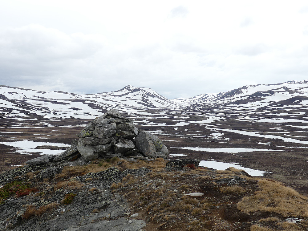 Fra Veslknatten, 1192 moh. og mot Grisungknatten.