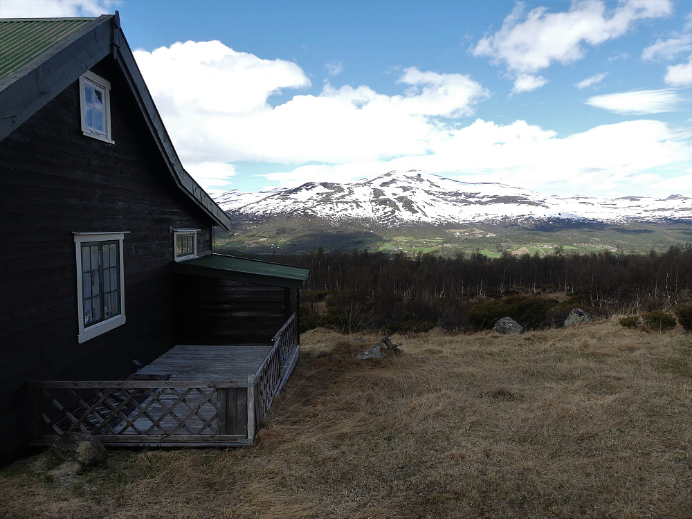 Man får god utsikt til fjellene nord for Oppdal sentrum fra Skårråvangen.