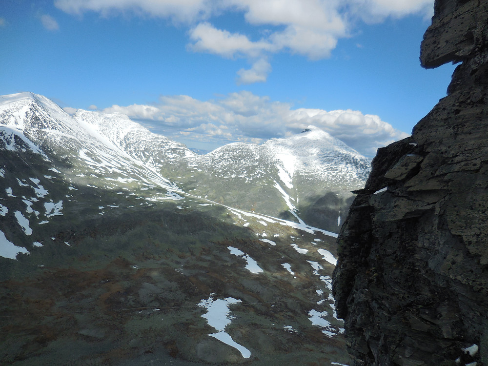 Midtronden og Høgronden sett fra høyt oppe i snørenna.