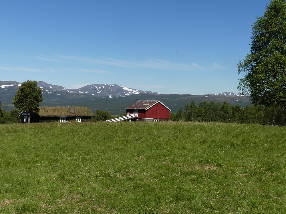 Søbergssætra passeres. Herfra er det god utsikt til Grythatten og Trollhytta.
