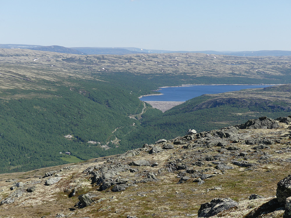 Innerdalsvatnet sett fra Næringhøtoppen.
