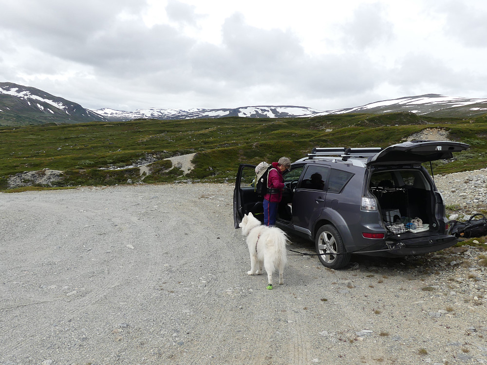 Vi parkerte og startet turen her, i grustaket rett nord for Nysætri.