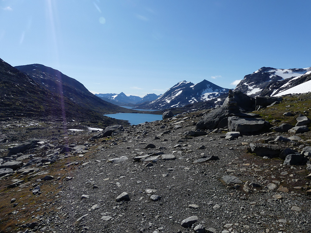 Fra Høgvaglen med utsikt til Øvre Høgvagltjønnen og Langvatnet. Pyramiden i bakgrunnen er Store Knutsholstinden.