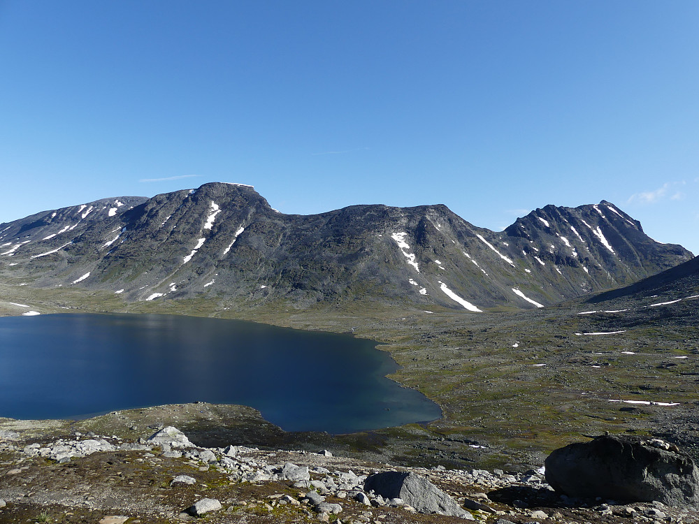 Utsikt fra Høgvaglen til Tverrbottinder med Tverrbytthornet til høyre. Leirvatnet i forgrunnen.