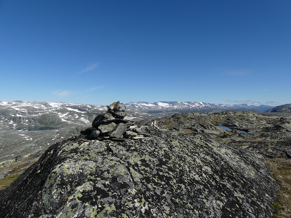 På toppen av Dyrhaugen Vest, 1533 moh. I bakgrunnen ligger Hestbreapigger.