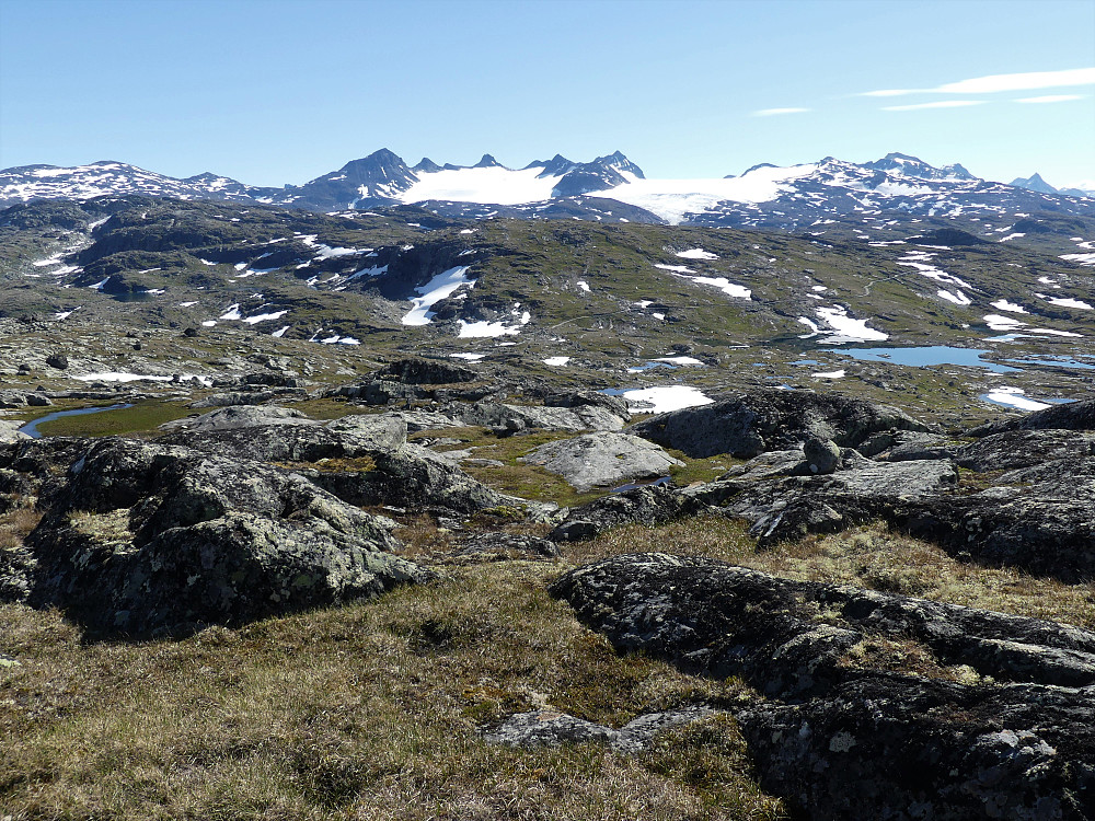 Grei utsikt til fjellene rundt Leirbreen og Smørstabbreen.