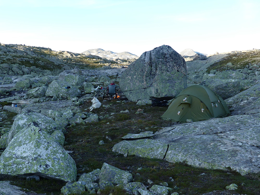 Vi finner en fin teltplass mellom noen store steinblokker innerst i Middalen.