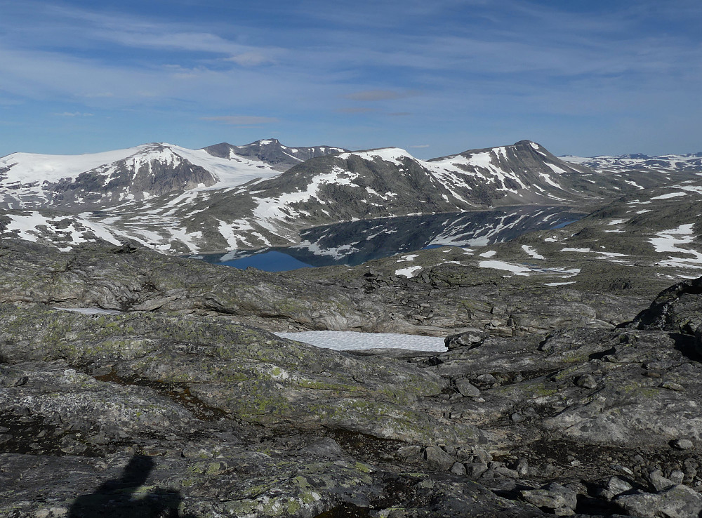 Rett bak det blikkstille Illvatnet ligger Tundradalskyrkja og bak den Tverrådalskyrkja. Fra toppen av Illvassnosi.