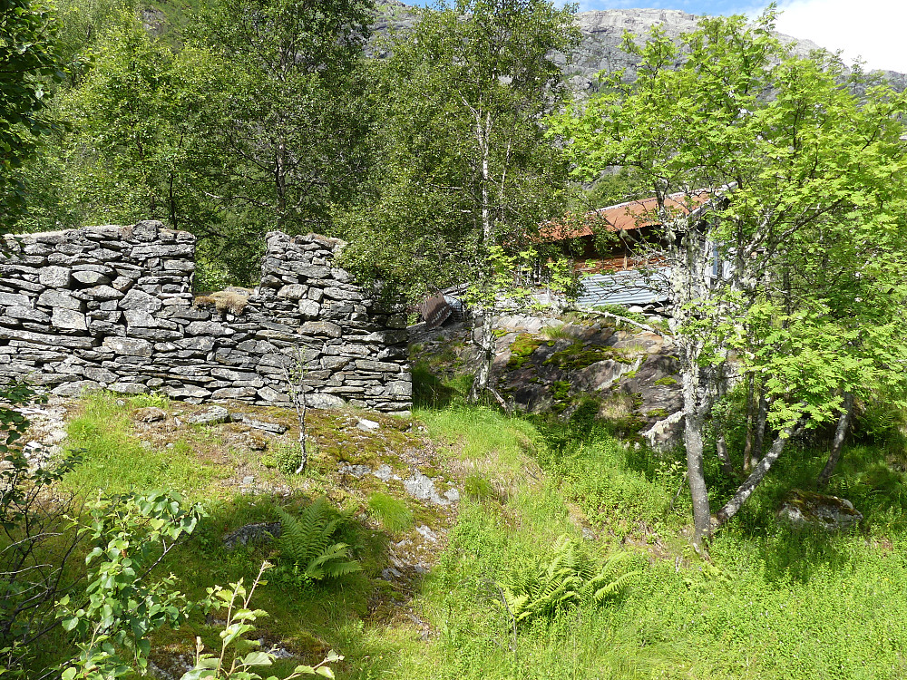 Stien gikk om den nedlagte plassen/sætra Åsete.