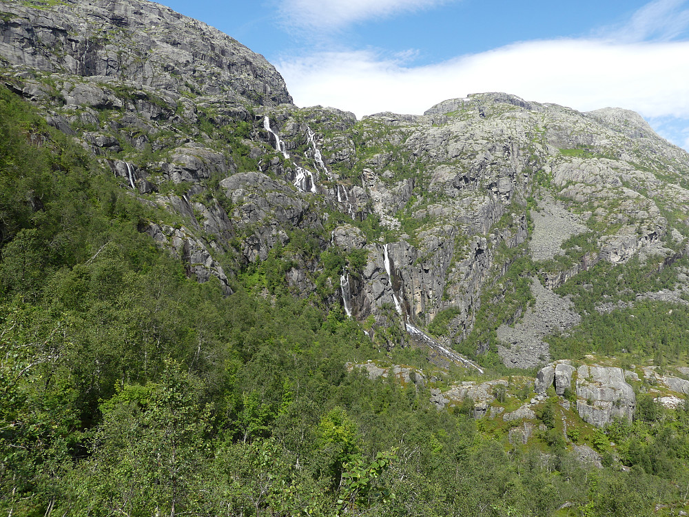 Åseteelva kaster seg ut fra Kvannbotnen.