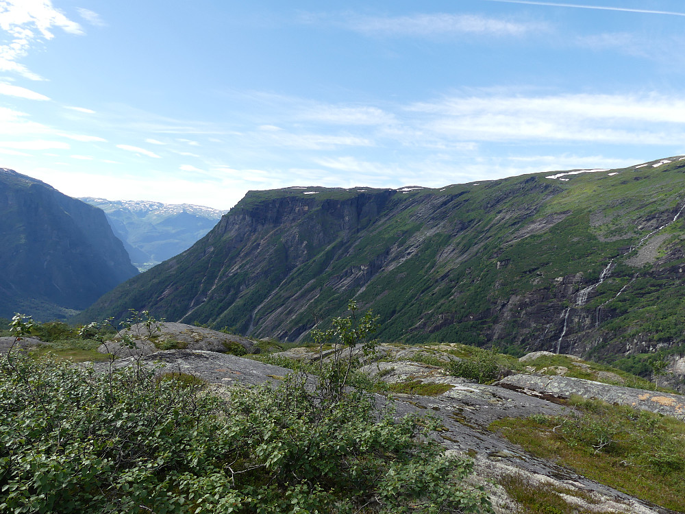 Fra toppen og sørover Fortunsdalen. Fjellet er Bjørkanosi.