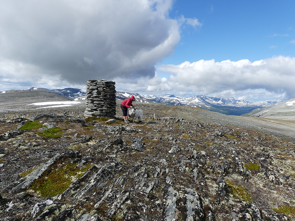Turid og Anton på toppen av Nonsfjellet.