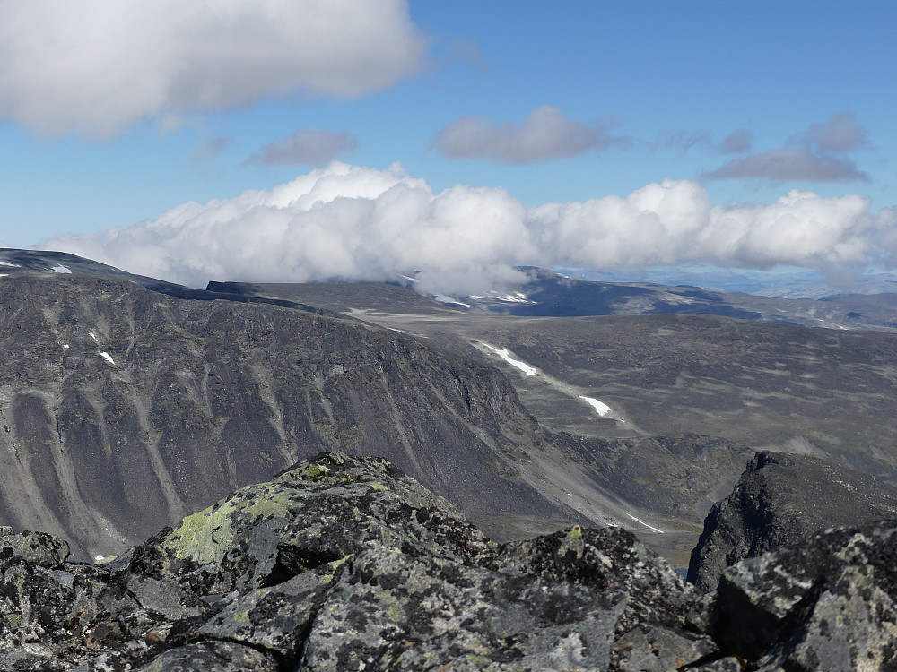 Kvitingskjølen ligger gjemt i tåka.
