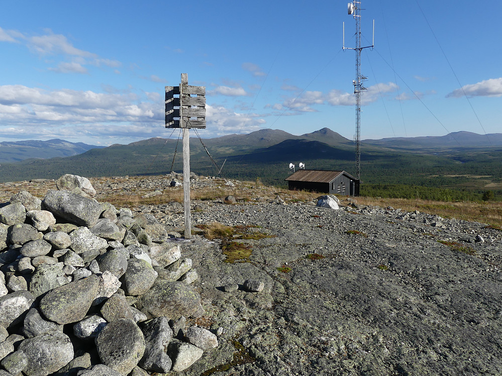 På toppen av Finnbølshaugen, 1080 moh. Fjellene bak hytta er Storhøa og Storhøpiggen. Høa med skygge på er Snubbhøa.