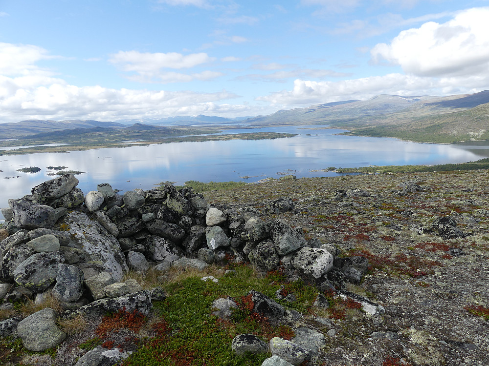 På Hundfethøa, 1210 moh., med utsikt vestover Kaldfjorden.