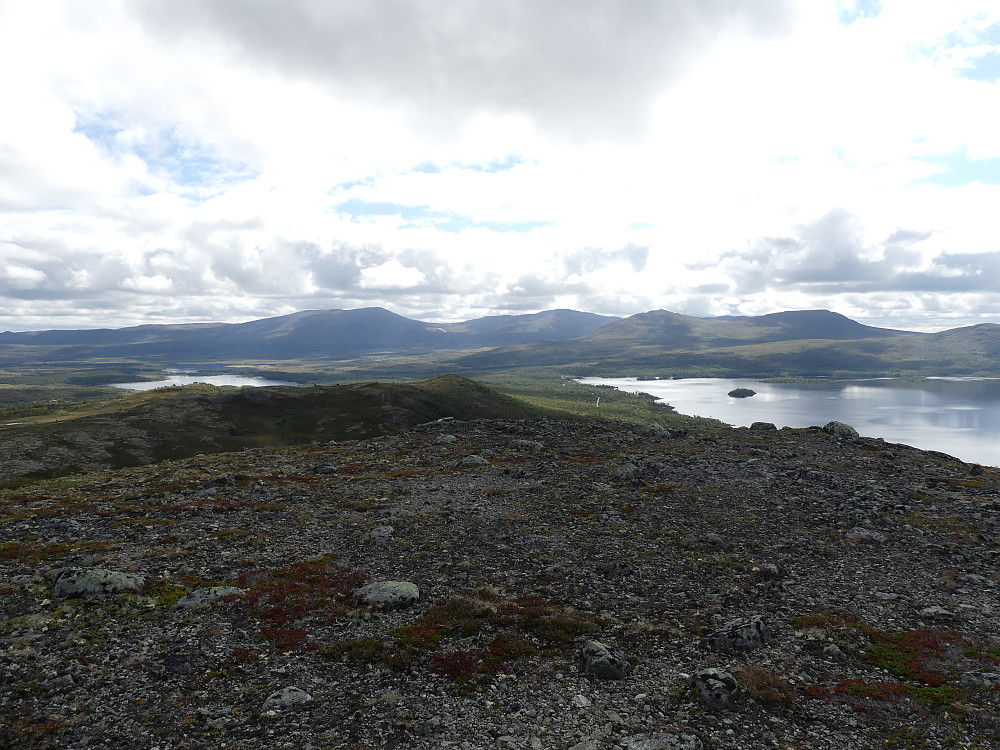 Utsikt over Øyvatnet og inn til langsuatopper.