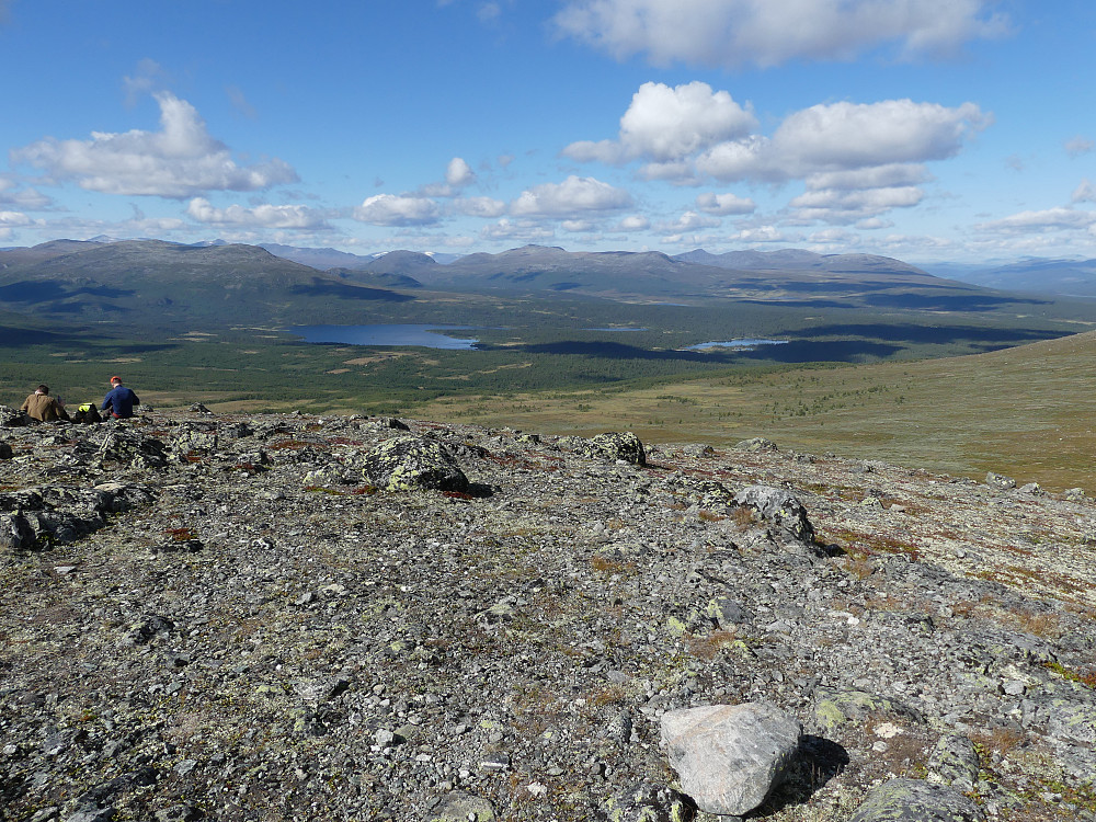 Det var flere som nøt utsikten fra Veslfjellkampen i dag. Her nordover fra toppen.