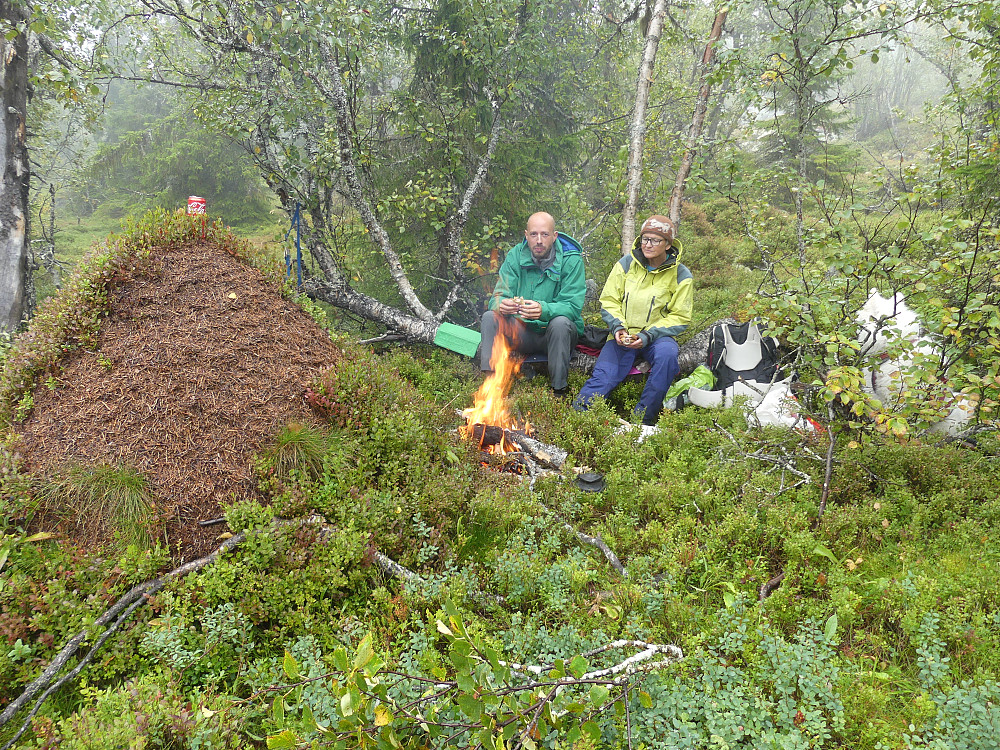 Det er viktig med bålvarme i dårlig vær!