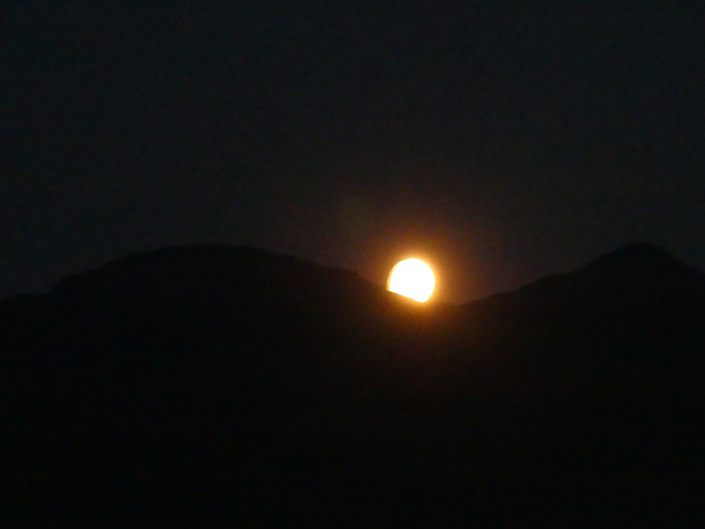 På kvelden dukket månen opp mellom Storhøa og Storhøpiggen; turmålet for morradagen.