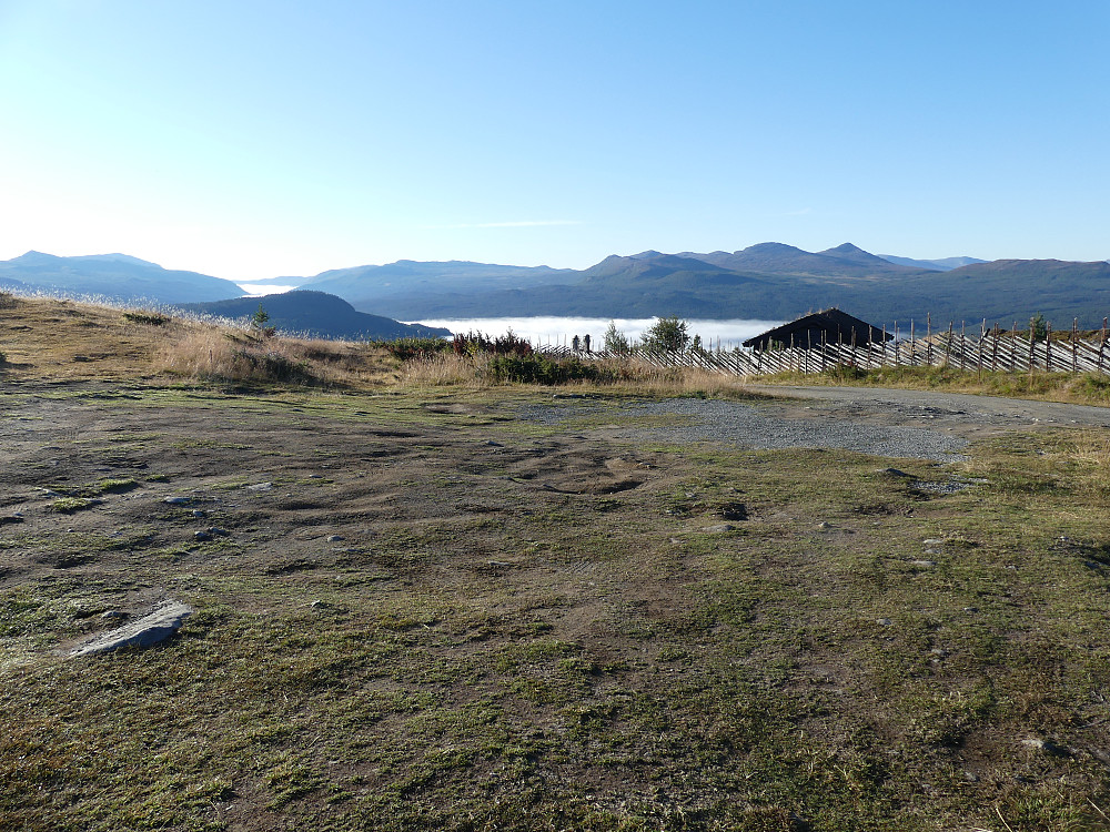 Tidlig på morran ved Holslåsetrin. Tåka ligger tjukk nede i dalen, mens turmålene mine ligger badet i sol!