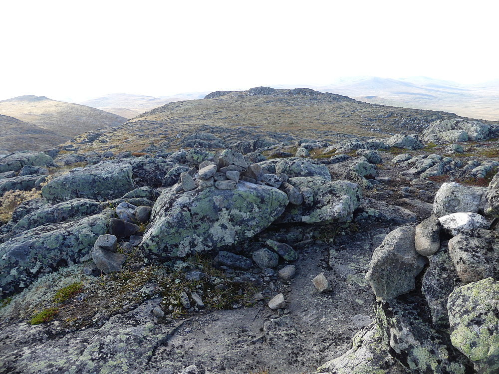 Fra toppen på Storhøa, 1420 moh. og mot sørtoppen.