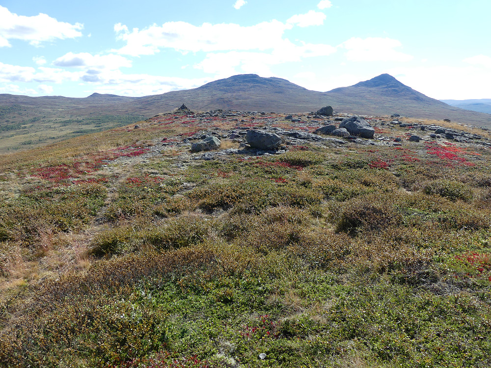 På toppen av Snubbhøa med Storhøa og Storhøpiggen i bakgrunnen.
