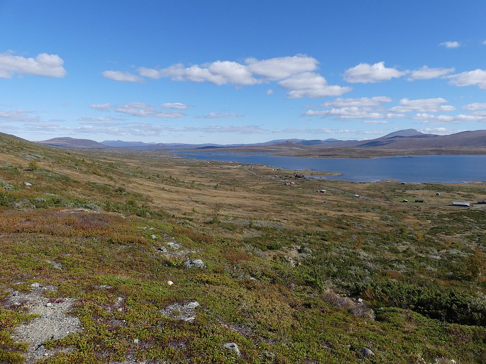 Utsikt fra stien langs Urekåni. Setrene Haugastølen og Mørstadstølen ses langs Jotunheimveien. Bak Vinstri og langt til høyre ligger Skaget.