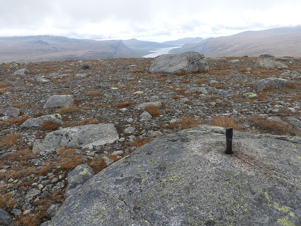 På toppen, 1527 moh. Nedre Heimdalsvatnet i bakgrunnen.