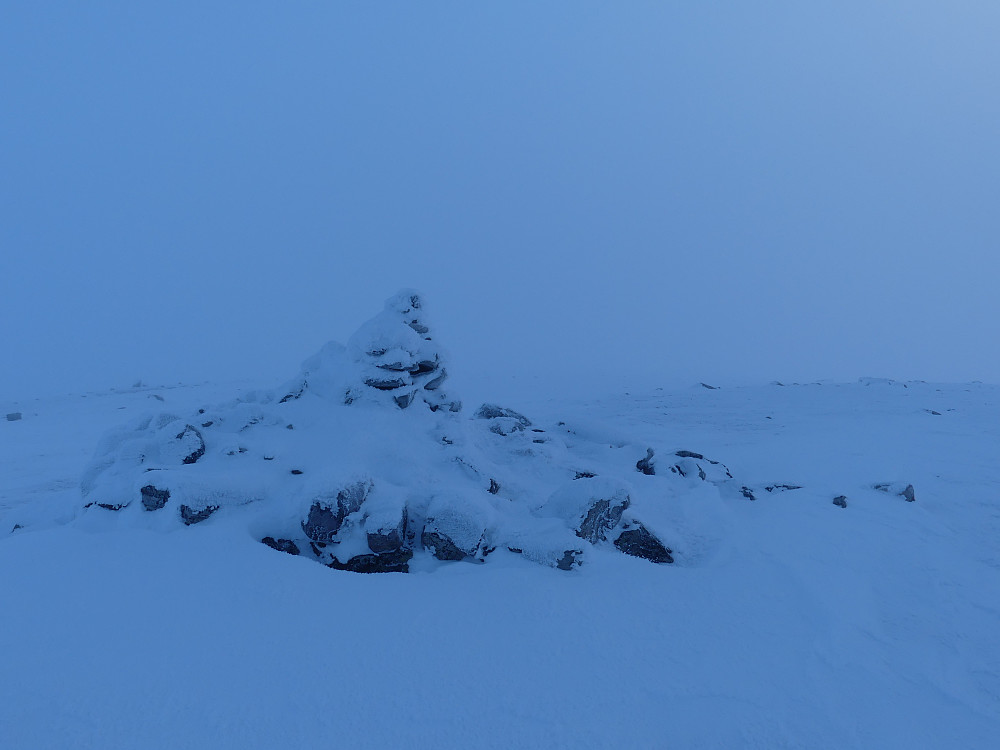 Det 1 meter lavere punktet som feilaktig er angitt som toppen på Rambergsfjellet.